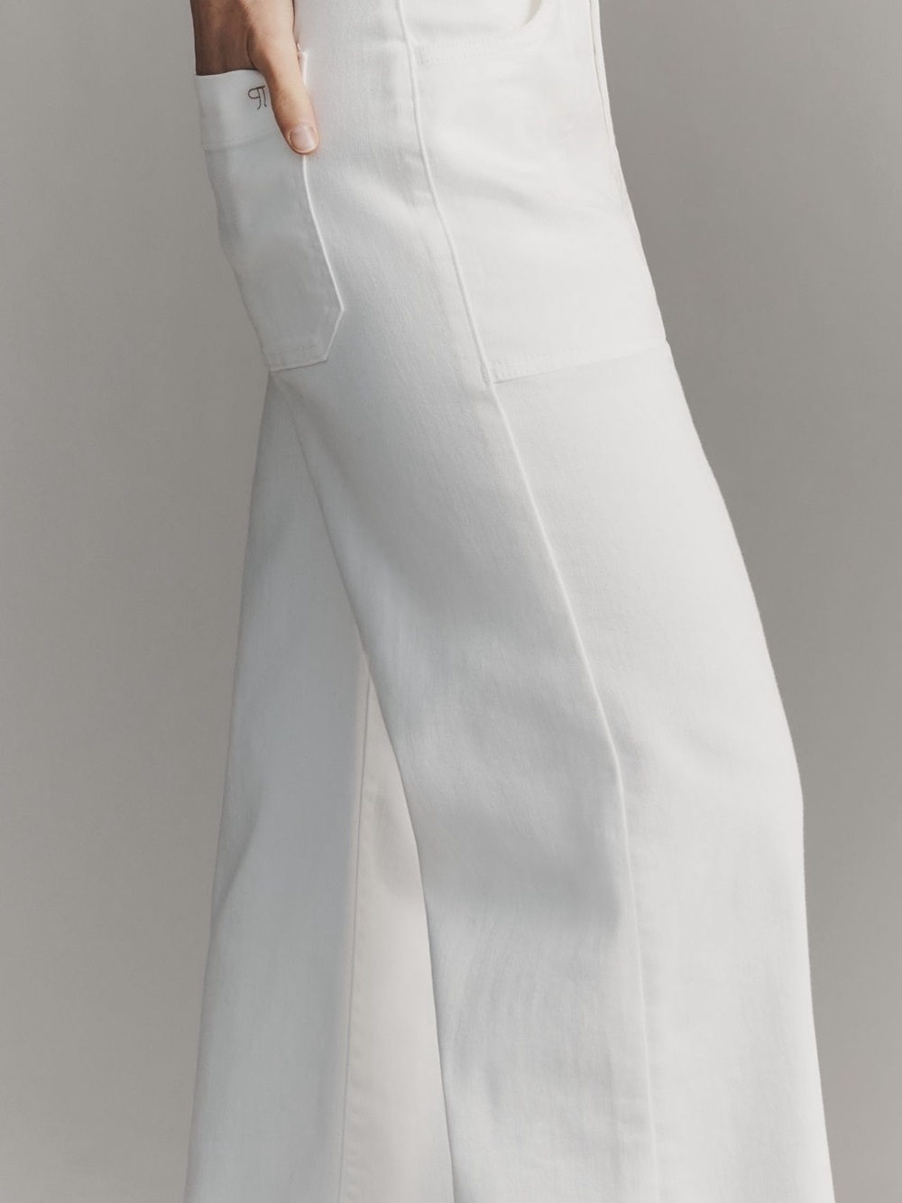 Pilcro Rylan Relaxed Wide-Leg High-Rise Flare Jeans NWT - Picture 2 of 6